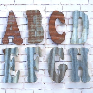 Lettres en tôle ondulée de 20 cm 8 po. / Lettres en étain rustiques / Lettres en étain rouillées / Lettres en étain de A à Z image 1