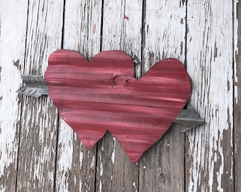 Corazón doble y flecha de hojalata corrugada roja / Corazón de hojalata desgastado / Decoración de boda de hojalata desgastada