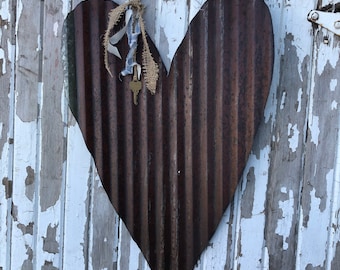Corazón de hojalata corrugada oxidada / Corazón de hojalata desgastado / Decoración de boda de hojalata corrugada / Corazón de metal