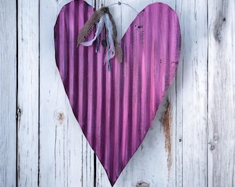 Corazón de hojalata corrugada rosa hecho a mano / Corazón de hojalata desgastado / Decoración de boda de hojalata corrugada / Corazón de metal