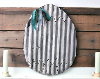 huevo de Pascua de estaño corrugado blanco / decoraciones rústicas de Pascua de estaño / decoración de Pascua en mal estado