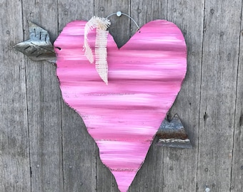 Corazón y flecha de hojalata corrugada / Corazón y flecha pintados a mano / Corazones de boda rústicos / Decoración de boda de hojalata