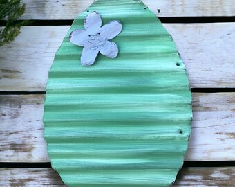 huevo de Pascua de estaño corrugado / huevo de Pascua de estaño verde pintado a mano / huevo de Pascua de estaño rústico / decoraciones de Pascua