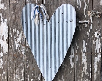 Corazón de hojalata corrugada hecho a mano en blanco / corazón de hojalata desgastado / decoración de boda de hojalata corrugada / corazón de metal