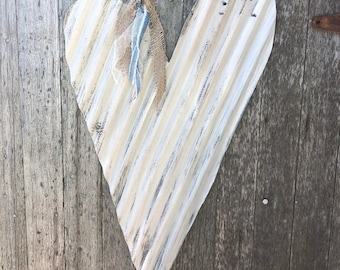 Corazón de hojalata corrugada desgastada / Corazón de metal / Decoración de boda de hojalata desgastada