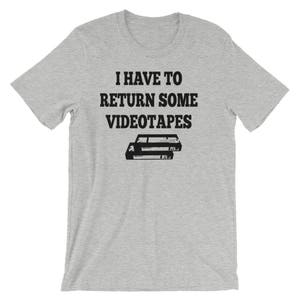 ビデオテープを返却しなくちゃ - ユニセックスTシャツ