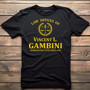 Kanzleien von Vincent L Gambini - Unisex T-Shirt 100% Baumwolle