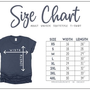 Pu&ograve; includere: Una maglietta blu navy con una tabella delle taglie. La tabella elenca le taglie da XS a 4XL, con le corrispondenti misure di larghezza e lunghezza in pollici. Il testo "Size Chart" &egrave; in alto, con "ADULT UNISEX SOFTSTYLE T-SHIRT" sotto.