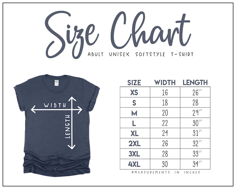 Pu&ograve; includere: Una maglietta blu navy con una tabella delle taglie. La tabella elenca le taglie da XS a 4XL, con le corrispondenti misure di larghezza e lunghezza in pollici. Il testo "Size Chart" &egrave; in alto, con "ADULT UNISEX SOFTSTYLE T-SHIRT" sotto.