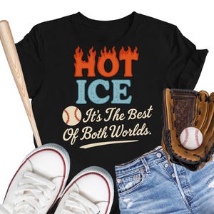 Op de afbeelding: Zwart T-shirt met de tekst "HOT ICE" in oranje en blauw, een honkbal, een honkbalhandschoen, een honkbalknuppel, witte sneakers en een spijkerbroekshort. De tekst "It's The Best Of Both Worlds" staat ook op het shirt.