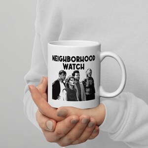 Surveillance de quartier - Tasse blanche brillante de 11 onces
