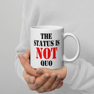 The Status Is Not Quo - Tazza bianca lucida da 11 once