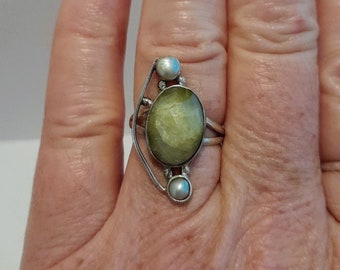 Unique Setting Beautiful Yellow Green Stone 2 White Pearls 925 Sterling Silver Unisex Statement Unity Promise Ring Vintage Estate Sale