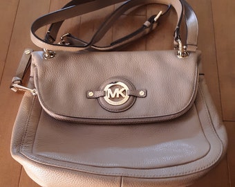 Michael Kors Neutral Tan Medium Textured Leather Adjustable Shoulder Strap Zipper Interior and Outside Like New Estate Sale