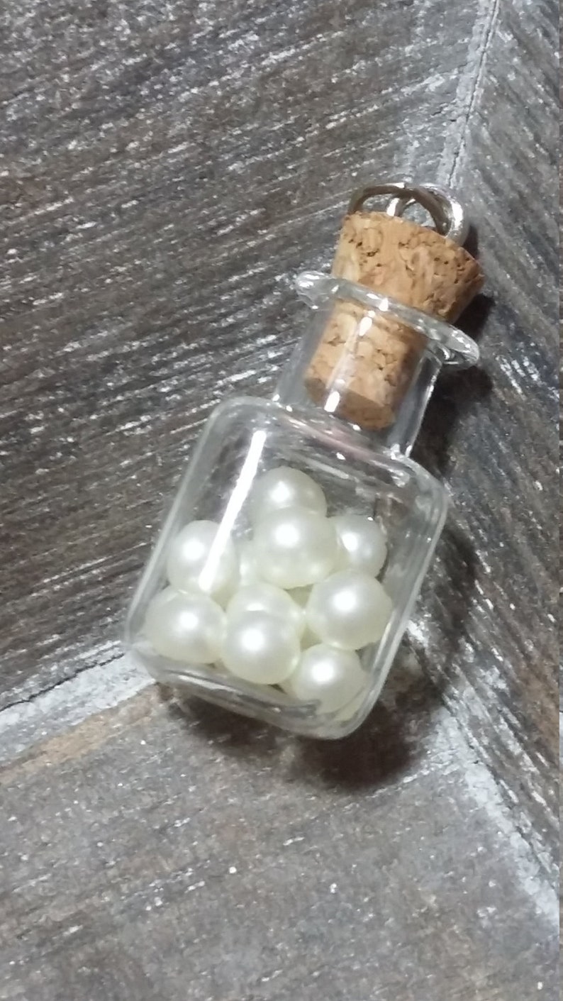 Upcycled Eclectic Vintage Seed Pearls in Glass Vial Cork Stopper Pendant 画像 1