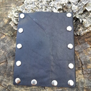Porta dinero de cuero Tarjetero Cartera pequeña remachada texturizada un lado una bolsa minimalista diferentes estilos hechos a mano