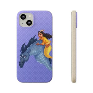 Op de afbeelding: Een paarse telefoonhoes met een blauwe zeeslang en een vrouw die erop rijdt. De vrouw heeft bruin haar en draagt een gele jurk. De achtergrond is een paars schubbenpatroon.