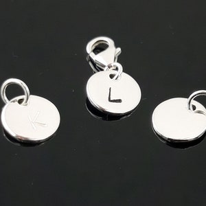 Disque initial en argent sterling, breloque initiale, breloque lettre, bijoux personnalisés, bijoux estampés à la main, étiquette ronde délicate en argent