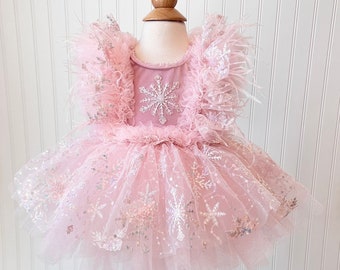 Roze Winter Wonderland-jurk, sneeuwvlokjurk, jurk eerste verjaardag, lichtroze jurk, sneeuwjurk, verenjurk