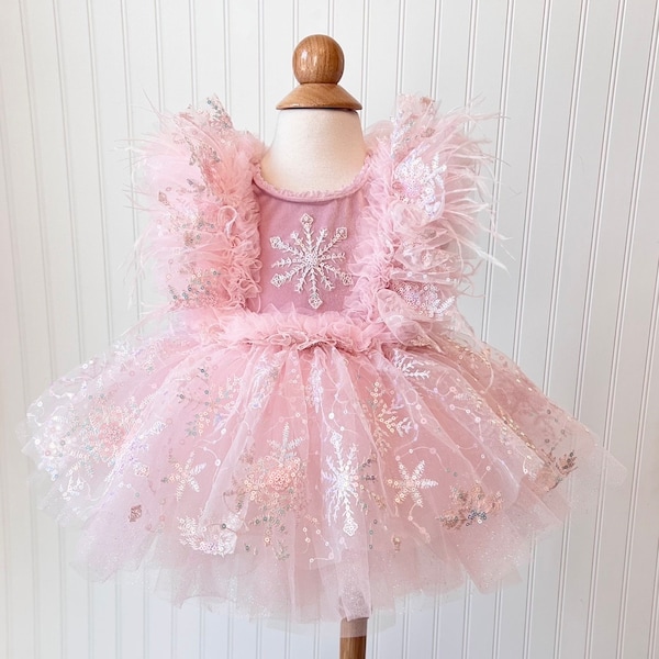 Robe rose au pays des merveilles d'hiver, robe flocon de neige, robe de premier anniversaire, robe rose clair, robe de neige, robe à plumes