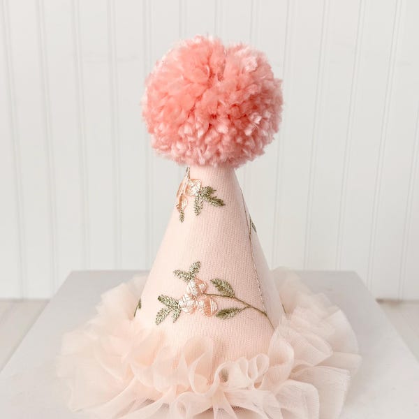 Blush geborduurde feestmuts met bloemen, tule ruche, pompon