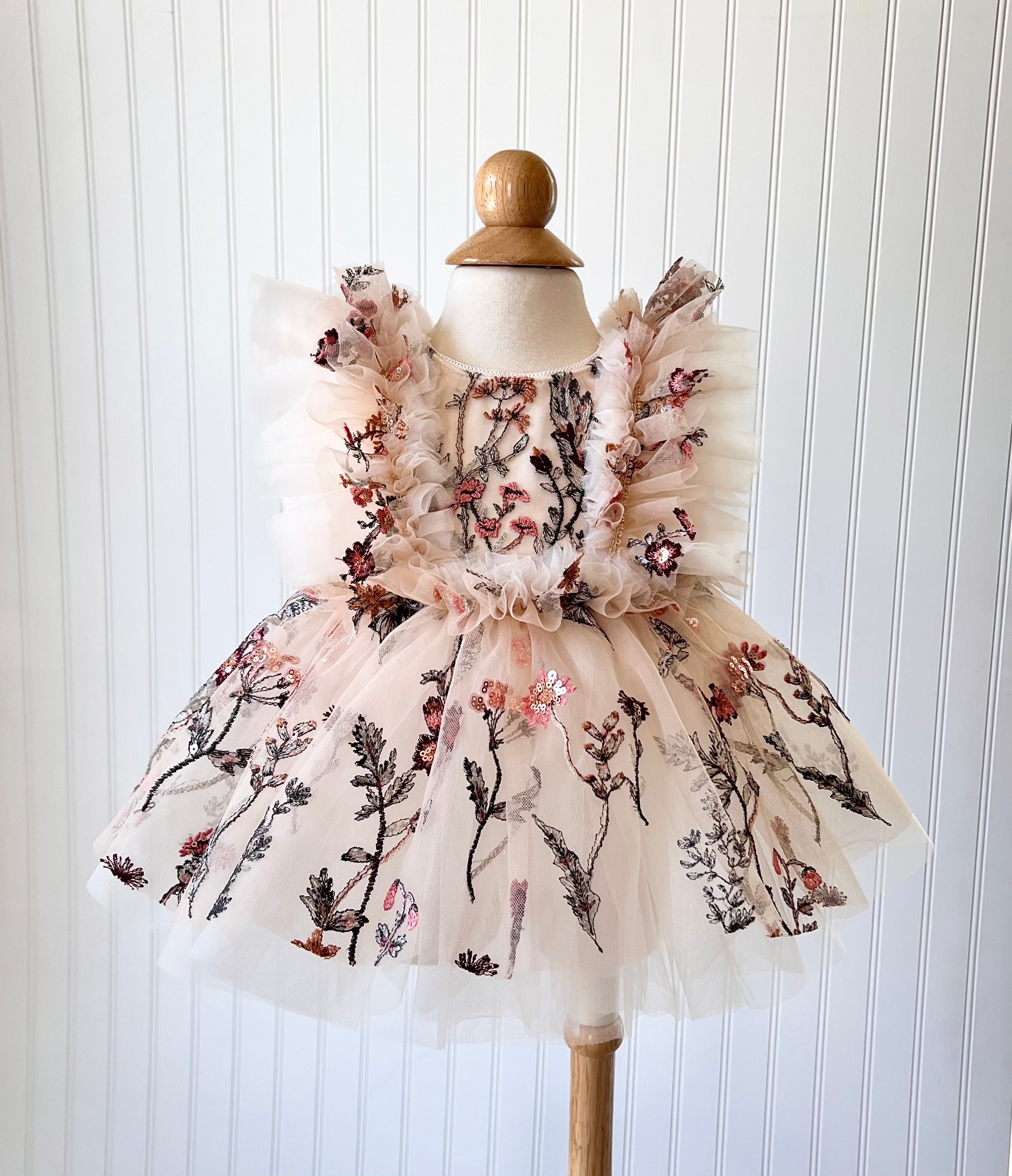 アメリヴィンテージ　EMBROIDERY TULLE TIERED DRESS Ameri（アメリ）の「EMBROIDERY TULLE TIERED DRESS（ドレス