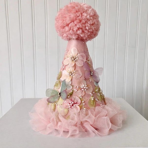 Feesthoedje roze vlinder, pompom bloemen, tule ruche