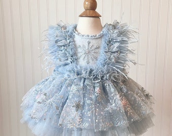 Winter Wonderland-jurk met veren: blauwe feestjurk met sneeuwvlokpailletten
