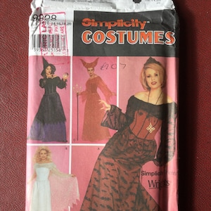 Può includere: Un cartamodello Simplicity Costumes per un costume da strega. Il cartamodello include tre diverse opzioni di costume: una strega con un lungo vestito nero, una strega con un lungo vestito rosso e una strega con un lungo vestito rosso con ali di pipistrello. Il cartamodello è per le taglie 14, 16, 18 e 20.