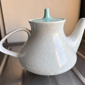 Dzbanek do herbaty Poole Pottery Contour: Twintone Ice green i Seagull