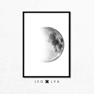 Puede incluir: Impresi&oacute;n en blanco y negro de una luna creciente con una superficie texturizada. La impresi&oacute;n est&aacute; enmarcada en un marco negro y tiene el texto "LEO x LY A" en la parte inferior.