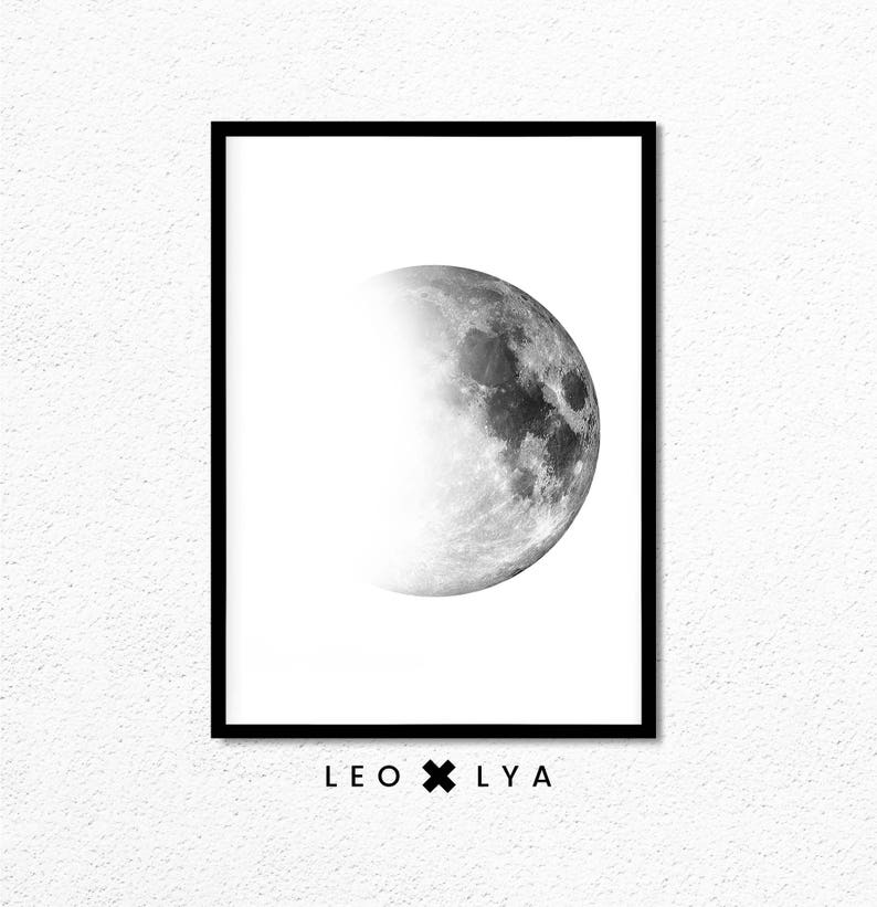 Puede incluir: Impresi&oacute;n en blanco y negro de una luna creciente con una superficie texturizada. La impresi&oacute;n est&aacute; enmarcada en un marco negro y tiene el texto "LEO x LY A" en la parte inferior.