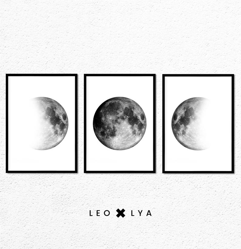 Puede incluir: Tres impresiones enmarcadas en blanco y negro de la luna en diferentes fases. La luna est&aacute; llena en la impresi&oacute;n central y en forma de creciente en las impresiones de cada lado. Las impresiones est&aacute;n en una pared blanca con el texto "LEO x LY A" debajo.