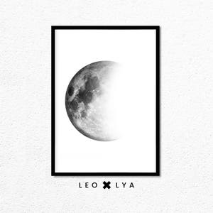 Puede incluir: Impresi&oacute;n en blanco y negro de una luna creciente sobre un fondo blanco. La impresi&oacute;n est&aacute; enmarcada en un marco negro y tiene el texto "LEO x LY A" en la parte inferior.