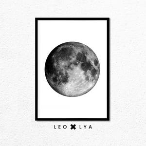 Puede incluir: Impresi&oacute;n en blanco y negro de una luna llena en un marco negro con el texto "LEO x LY A" en la parte inferior.
