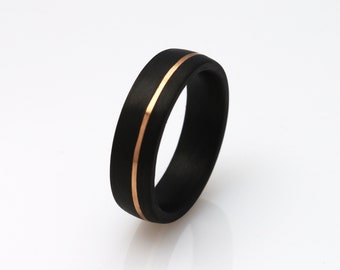 Carbon ring (sample no. 525) with 585 (14k) yellow gold stripe for M.