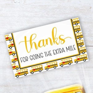 Puede incluir: Etiqueta de agradecimiento imprimible con un patrón de autobús escolar amarillo y el texto "gracias por hacer el esfuerzo extra". La etiqueta está diseñada para ser doblada sobre una bolsa de 10 cm o 16,5 cm.