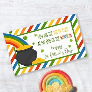 Può includere: Un'etichetta regalo stampabile per San Patrizio con un arcobaleno, un pentolone d'oro e il testo "You are the pot of gold at the end of the rainbow. Happy St. Patrick's Day!" L'etichetta è progettata per piegarsi su sacchetti da 10 cm e 16,5 cm.