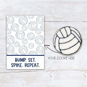 Puede incluir: Un diseño con temática de voleibol. Se muestra una tarjeta rectangular con un patrón de voleibol y el texto "BUMP. SET. SPIKE. REPEAT." Una galleta con forma de voleibol está al lado de la tarjeta. El diseño es en blanco y azul marino.