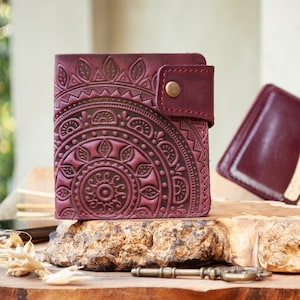 Carteira Boho em pele bordô com sol | Carteira de couro feminina, carteira pequena de couro, enfeite de carteira, carteira feminina de couro, carteira fofa