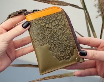 Floral geprägte Leder Mini Geldbörse | Lebendiger Boho-Kartenhalter mit Reißverschluss | Orangefarbenes mit olivfarbenes Leder Mini-Portemonnaie