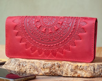 Cartera de piel color rojo oscuro: Monedero bohemio con diseño de mandala