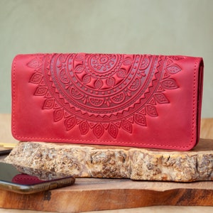 Cartera Boho de piel de color rojo oscuro con mandala / Cartera de piel para mujer, Cartera de piel para muñeca, Monedero rojo, Cartera de piel para mujer, Regalo para ella