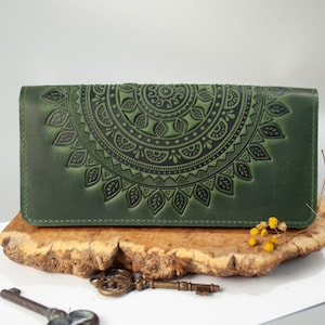 Portefeuille bohème en cuir vert avec mandala | portefeuille en cuir pour femmes, portefeuille long en cuir, portefeuille en cuir pour femmes, portefeuille avec bracelet en option