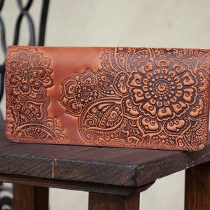 Cartera de piel marrón claro Boho con flores / Cartera de piel de mujer, Cartera larga de piel, cartera con adorno, cartera de pulsera