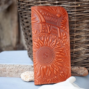 Cartera larga de piel para mujer con relieve de girasoles / Cartera con imanes, Monedero de piel tallada, Cartera con ranura para identificación, Cartera de muñeca