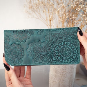 Cartera de cuero de vaca azul marino con relieve de flores / imanes de billetera larga, bolso de cuero tallado, billetera con identificación, billetera de pulsera