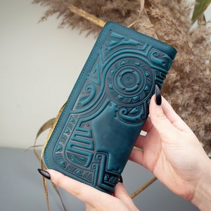 Cartera de piel de vacuno color azul marino con relieve celta / imanes de billetera largos, monedero de cuero tallado, billetera con identificación, billetera de pulsera