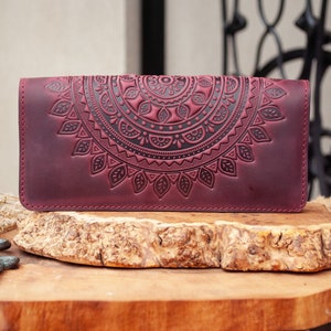 Portemonnaie aus weinrotem Boho-Leder mit Mandala | Leder Portemonnaie, Damen Portemonnaie, lange Brieftasche aus Leder, lange Geldbörse aus Leder