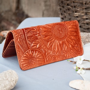 Geldbeutel: Rustikales Boho Leder Portemonnaie in hell-braun mit punzierter Ethno Sonnenblumen Prägung - Einzigartige Geschenkidee, Damen Geldbörse Ornament